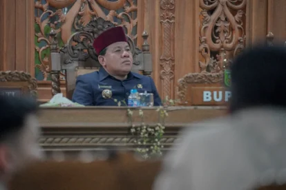 Bupati Kuansing Suhardiman Amby ditangkap KPK dugaan kasus suap lelang jabatan Sekda.